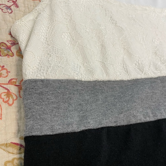 Women’s bundle two T-shirts one tank - Picture 6 of 7